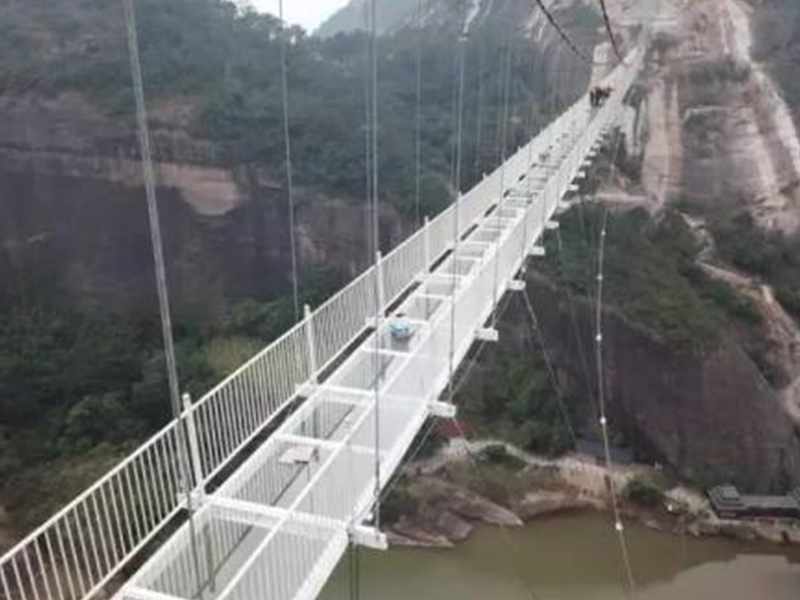 玻璃吊橋受到外國人質(zhì)疑，不遠(yuǎn)萬里來砸橋，結(jié)局讓人很無奈